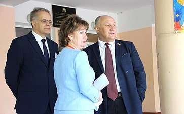 Андрей Базилевский посетил гимназию № 3 имени М.Ф. Панькова г. Хабаровска при проведения экзамена по русскому языку