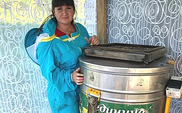 Татьяна Гигель в ходе рабочей командировки по региону встретилась с представителями династии алтайских пчеловодов – Гороховыми