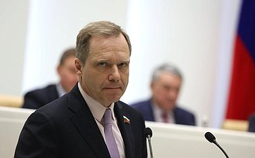 А. Кутепов представил на заседании Совета Федерации отчет Комитета СФ по экономической политике о работе за 2022 год