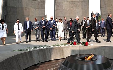 Сенаторы РФ посетили Мемориал памяти жертв геноцида армян «Цицернакаберд» и возложили цветы к Вечному огню