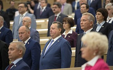 Сенаторы исполняют гимн России перед началом 415-го заседания Совета Федерации