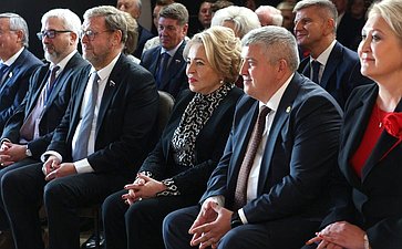 В рамках работы Х Парламентского форума «Историко-культурное наследие России» в Великом Новгороде Валентина Матвиенко посетила детскую общеобразовательную школу имени Г.Р. Державина и Дом музыки имени С.В. Рахманинова
