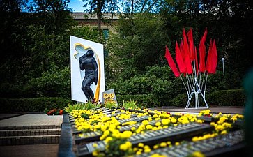 Ольга Бас возложила цветы к Братской могиле советским воинам