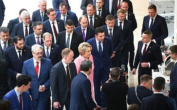 Валентина Матвиенко и Министр промышленности и торговли РФ Антон Алиханов ознакомились с выставкой, посвященной передовым разработкам отечественной промышленности