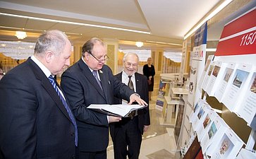 В. Кондрашин на открытии выставки научных трудов, изданных при поддержке Российского гуманитарного научного фонда