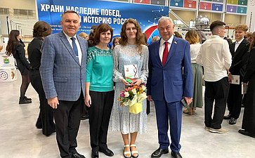 Анатолий Артамонов вручил медали выпускникам Калужской области