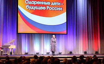 Наталия Косихина приняла участие в торжественной церемонии вручения свидетельств о назначении губернаторских стипендий одарённым детям