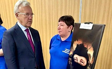 Александр Усс посетил фотовыставку «Посмотри в глаза герою»