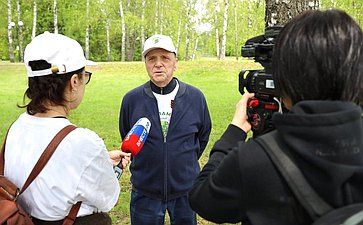 В Год защитника Отечества и 80-летия Победы в Великой Отечественной войне 1941–1945 годов сенаторы РФ и сотрудники Аппарата СФ провели акцию «Сад Памяти» — высадили 250 кустов сирени в музее-заповеднике «Горки Ленинские»