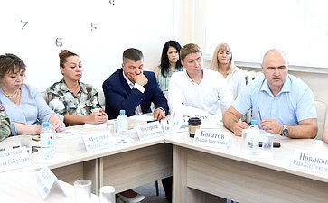 Во Владимире парламентарии посетили филиал Государственного фонда поддержки участников специальной военной операции «Защитники Отечества», где прошла конструктивная беседа с участниками СВО и членами их семей