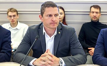 Наталья Мельникова провела встречу с активистами молодежного землячества Псковской области