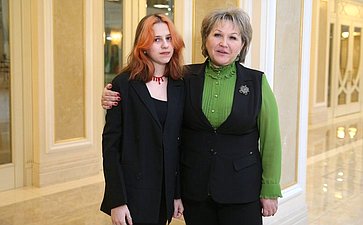 Сенаторы вручили Алине Журавлевой из Новгородской области медаль «За проявленное мужество»