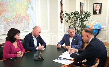 Рабочая встреча заместителя Председателя СФ Юрия Воробьева с Ваграмом Карапетяном, членом Экспертного совета МПК, исполнительным директором образовательно-культурного благотворительного фонда «Наше будущее»