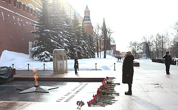 Валентина Матвиенко приняла участие в церемонии возложения цветов к Могиле Неизвестного Солдата