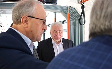В ходе поездки сенаторы РФ посетили ряд ключевых социальных объектов, обсудили вопросы развития городского транспорта, обновления подвижного состава, темы инженерной инфраструктуры и экологии