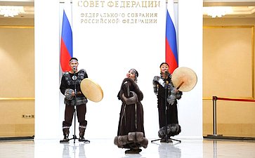 Валентина Матвиенко и Владислав Кузнецов осмотрели выставку, развернутую в Совете Федерации, которая посвящена истории, современности и перспективам развития Чукотского автономного округа