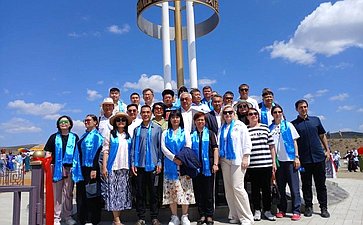 Баир Жамсуев на берегу реки Онон Агинского Бурятского округа принял участие в открытии архитектурно-декоративной стелы «Котел дружбы» в знак сотрудничества и дружбы между Россией, Китаем и Монголией