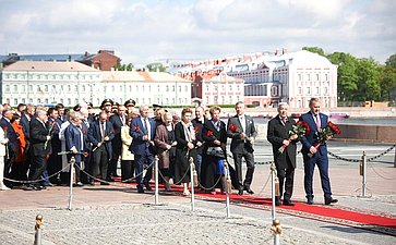 Возложение цветов к памятнику Петру I на Сенатской площади