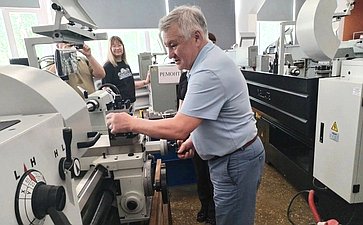 Сергей Михайлов проинспектировал капремонт общежития Краснокаменского горнопромышленного техникума