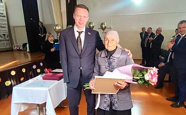 Виталий Назаренко поздравил педагогов с Днем учителя