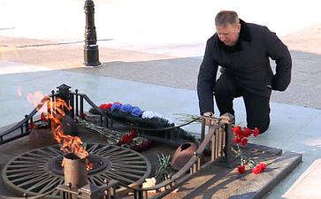 Сергей Березкин в День защитника Отечества возложил цветы к мемориалам в память о погибших в годы Великой Отечественной войны