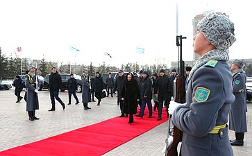 Церемония возложения венка к Монументу защитникам Отечества. Официальный визит делегации Совета Федерации во главе с Председателем СФ Валентиной Матвиенко в Республику Казахстан