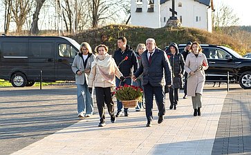 Сенаторы РФ посетили мемориальный комплекс защитникам Отечества и возложили цветы (Псковская область)