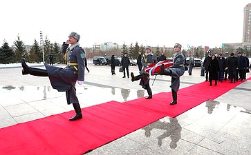 Церемония возложения венка к Монументу защитникам Отечества. Официальный визит делегации Совета Федерации во главе с Председателем СФ Валентиной Матвиенко в Республику Казахстан