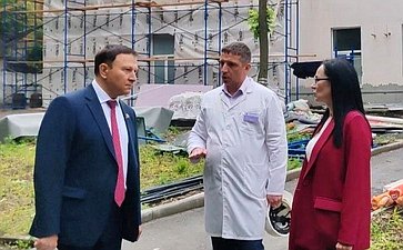 Александр Ролик в ходе региональной недели посетил реконструируемый корпус реабилитационного центра для участников СВО при Владивостокской клинической больнице №1