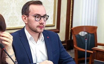 Круглый стол Комитета СФ по обороне и безопасности совместно с Комитетом СФ по социальной политике на тему «О деятельности государственных органов по поиску погибших, пропавших без вести и освобождению попавших в плен участников СВО»