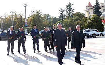 Сенаторы приняли участие в возложении цветов к Монументу Победы (фото: Пресс-служба Совета Республики Национального собрания Беларуси)