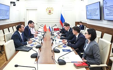 Александр Двойных провел встречу с Чрезвычайным и Полномочным Послом Королевства Марокко в Российской Федерации Лотфи Бушаарой