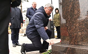 Сенаторы приняли участие в возложении цветов генерал-полковнику Бурлакову М.П., командующему западной группировкой войск, и Герою Советского Союза, генерал-майору Балдынову В.В