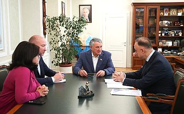 Рабочая встреча заместителя Председателя СФ Юрия Воробьева с Ваграмом Карапетяном, членом Экспертного совета МПК, исполнительным директором образовательно-культурного благотворительного фонда «Наше будущее»