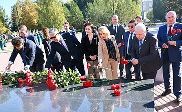 Делегация Совета Федерации приняла участие в возложении цветов к мемориальному комплексу погибших воинов и героев Великой Отечественной войны «Победа»