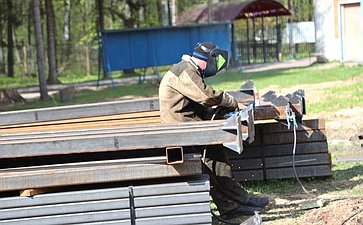 Николай Владимиров посетил Моргаушский округ и проконтролировал ход строительства быстровозводимых корпусов в детских оздоровительных лагерях