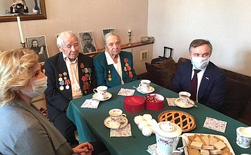 И. Святенко и А. Варфоломеев поздравили семью ветерана Великой Отечественной войны с 75-летием Победы