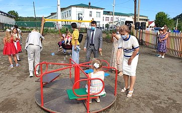 Татьяна Гигель приняла участие в торжественном открытии новой детской игровой площадки, построенной в селе Паспаул Чойского района