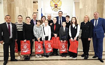 Андрей Хапочкин наградил юных победителей конкурса из Луганской народной республики