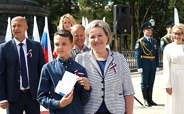 Елена Писарева приняла участие в мероприятиях, приуроченных ко Дню государственного флага Российской Федерации