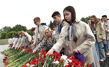 Участники проекта «Поезд Памяти» посетили Пискаревское мемориальное кладбище