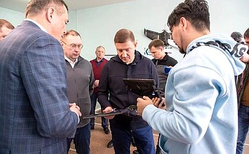 Сенаторы РФ ознакомились с работой предприятия, производящего боевую технику на Сахалине