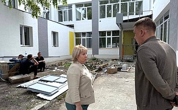 Айрат Гибатдинов в рамках контроля за реализацией национальных проектов посетил образовательные учреждения города, где ведутся капитальные ремонтные работы