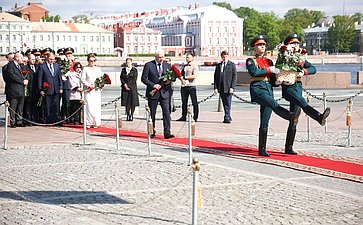 Возложение цветов к памятнику Петру I на Сенатской площади