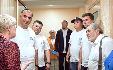 Парламентарии посетили квартиру сопровождаемого проживания, где ознакомились с практикой Ассоциации Родителей Детей-Инвалидов (АРДИ) «СВЕТ»