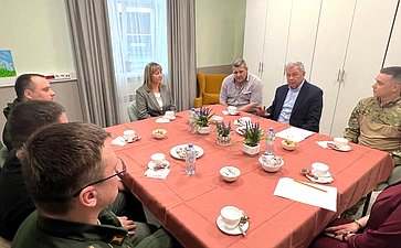Анатолий Артамонов в рамках рабочей поездки в регион встретился с ветеранами специальной военной операции