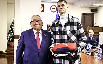 Егор Борисов и Сахамин Афанасьев провели в г. Якутске торжественную церемонию награждения детей-героев