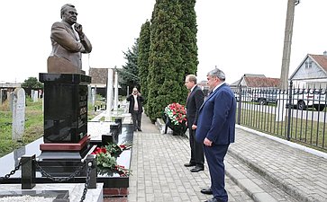Сенаторы РФ приняли участие в церемонии возложения цветов к мемориалу