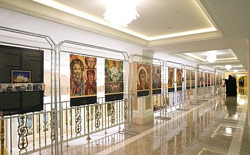 В Совете Федерации проходит выставка, посвященная итогам реставрации росписи собора Сретения Владимирской иконы Божией Матери Сретенского монастыря
