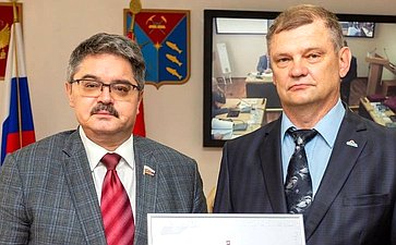 Анатолий Широков на заседании Магаданской областной Думы вручил награды Совета Федерации